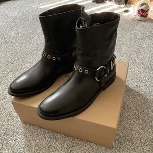 Burberry Queenstead Leather and Shearling Lined Moto Boot 40 (10)